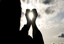 伊埃拉2023年毕业于纳达尔网校,当时斯瓦泰克给她颁发毕业证.